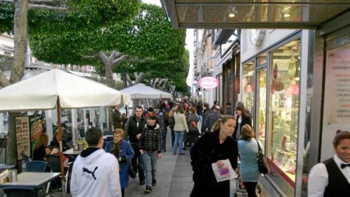 Imagen de ciudadanos en el Paseo de Almería