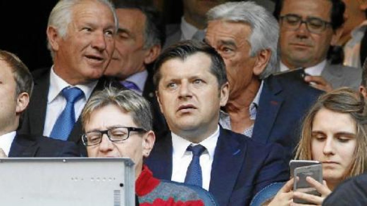 El agente se dejó ver en el Santiago Bernabéu.