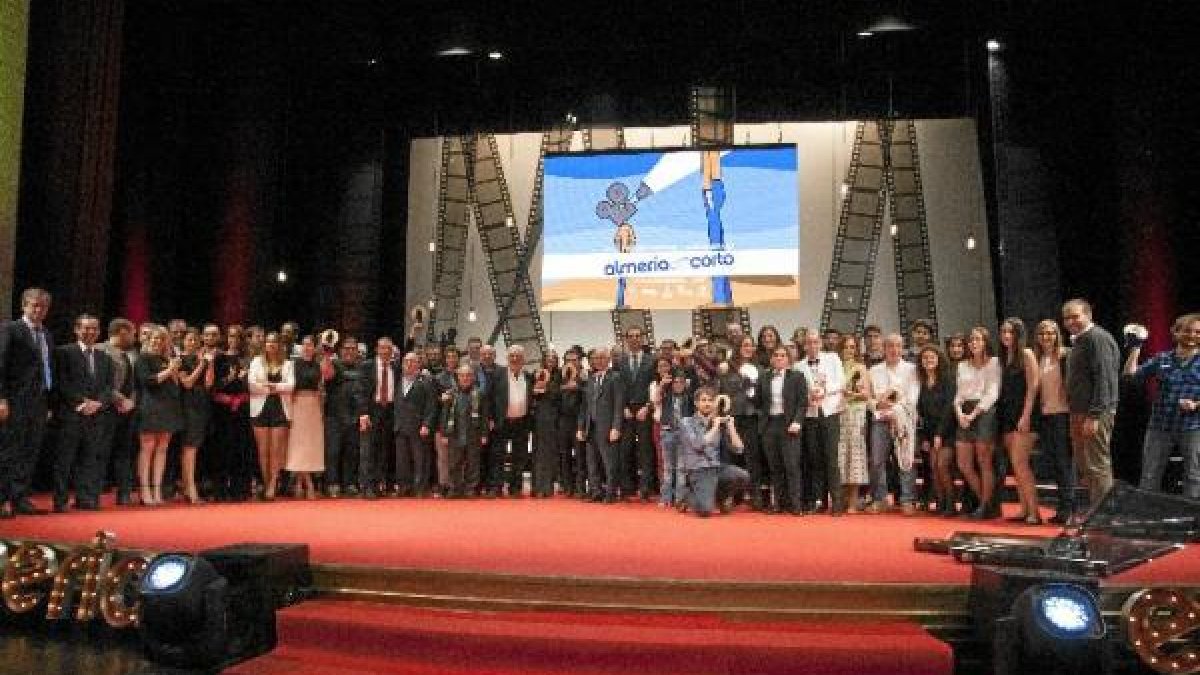 Foto de familia de los premiados de la gala.