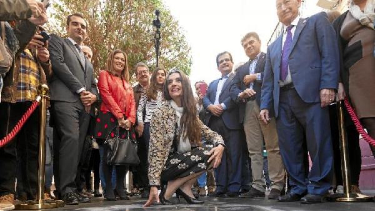 Ángela Molina, tras descubrir la placa con su nombre en el Paseo de las Estrellas.