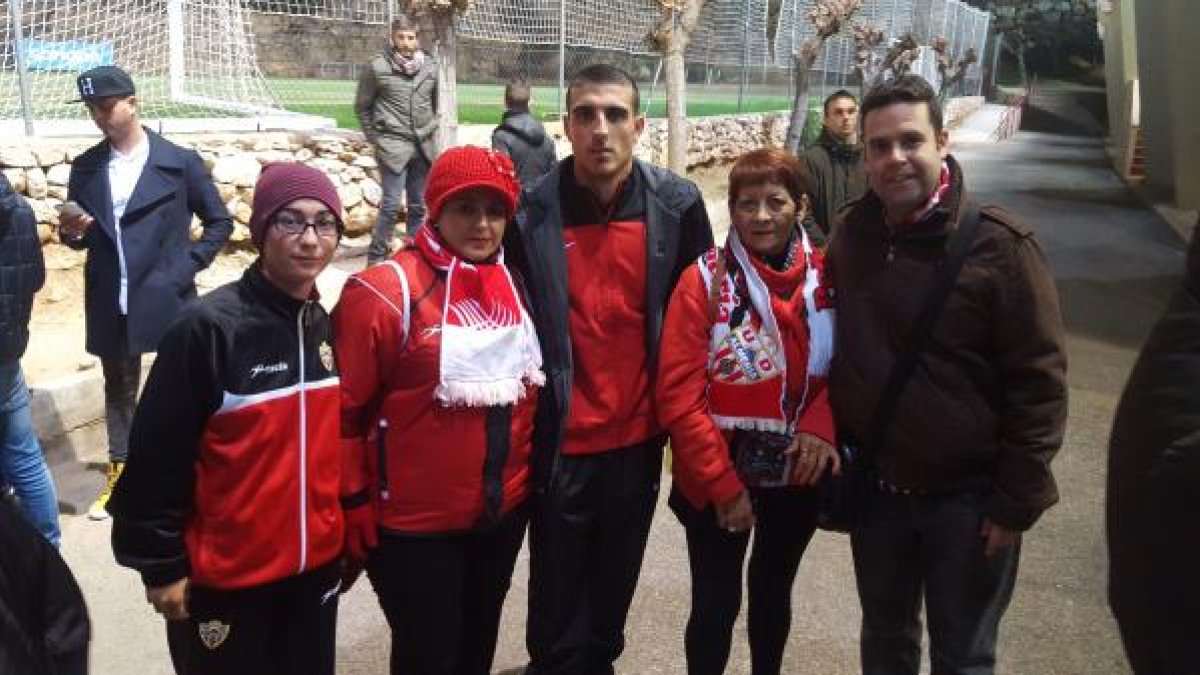 Fran Vélez con peñistas del Almería en Tarragona.
