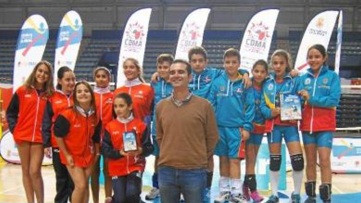 El alcalde de Almería con los alevines del Mintonette Indalo.