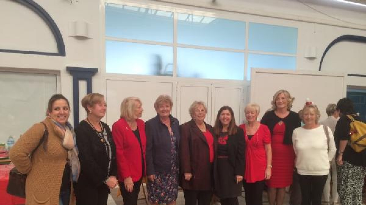 La alcaldesa en el centro con las Damas