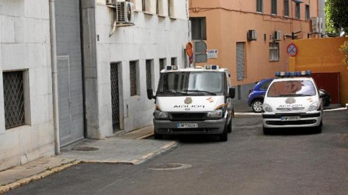Dos vehículos  de la Policía Nacional.