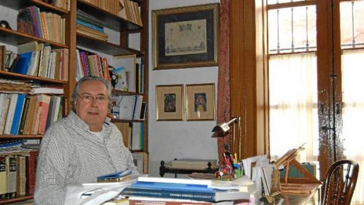 Antonio Morales en su mesa del despacho de la vivienda de la calle Descanso que él mismo rehabilitó en los años 70.