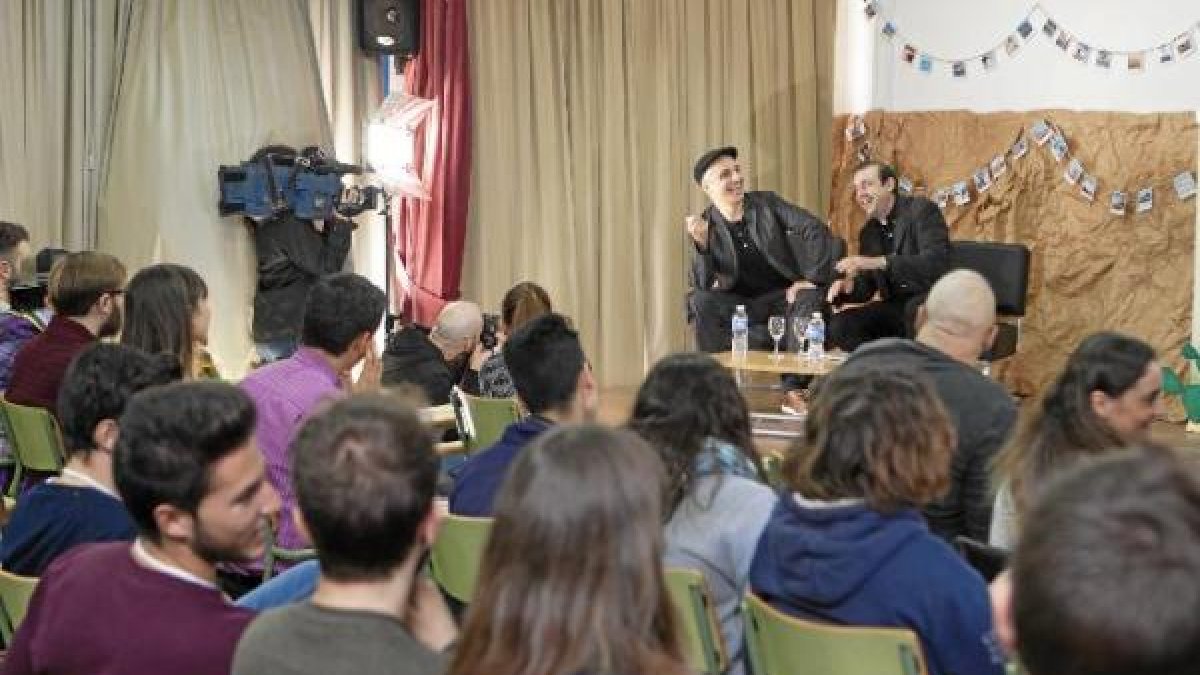 Pablo Berger y Enrique Iznaola, director de ‘Almería en Corto’, bromean en un momento de la charla frente a los estudiantes de audiovisual del IES Al