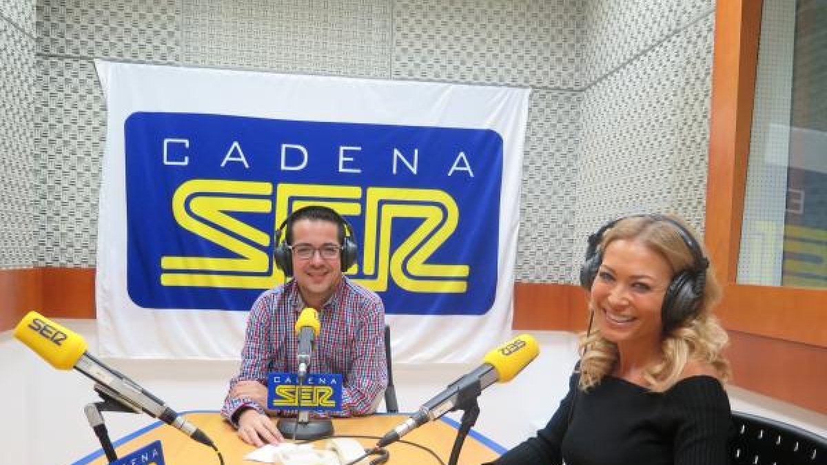 Instantánea de Mar Segura por su paso por los estudios de Cadena Ser Poniente.