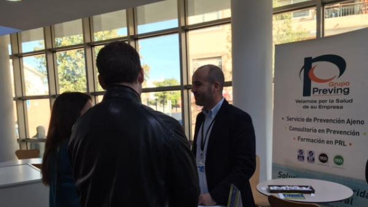 El contacto entre demandantes de empleo y empresas fue constante todo el día.