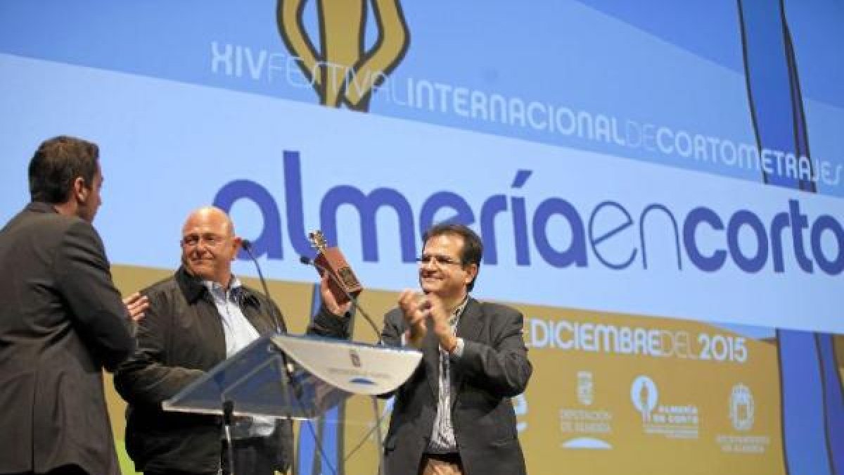 Juan Fernández, emocionado, junto a Juan Gabriel García y Antonio J. Rodríguez.