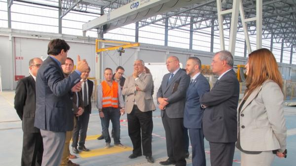 Una reciente visita de cargos institucionales a la planta de experimentación.