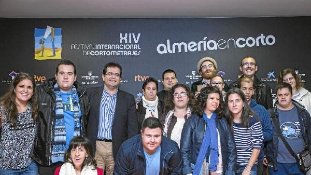 Actores de ‘Requisitos para ser una persona normal’ y el diputado de Cultura, junto a la Asociación A toda vela.