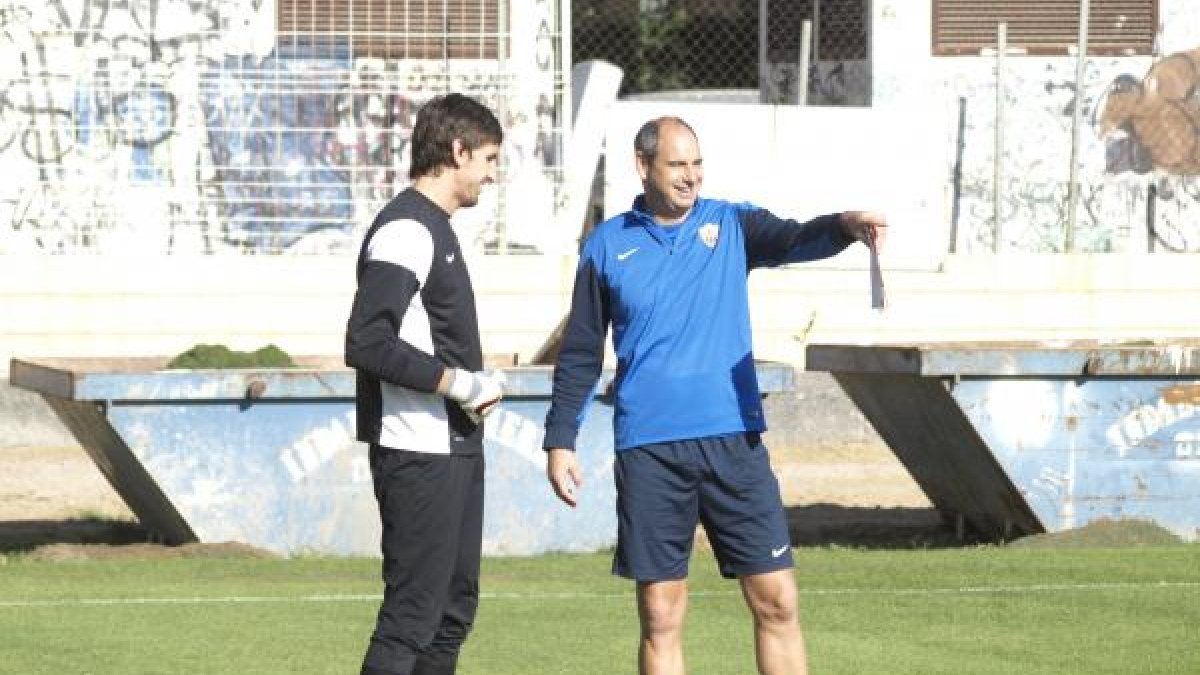 Julián Cuesta habla con Paco Ruiz, ayudante de Joan Carrillo.