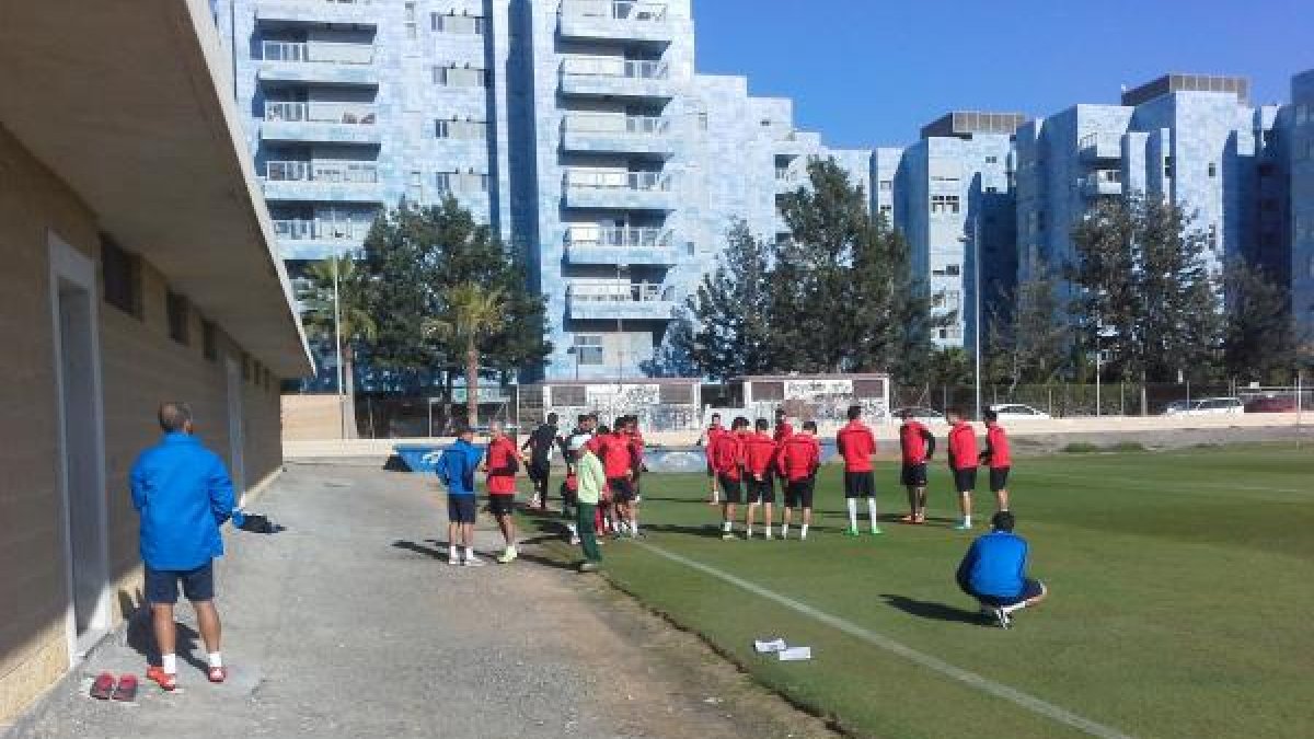 El Almería entrena en la Vega.