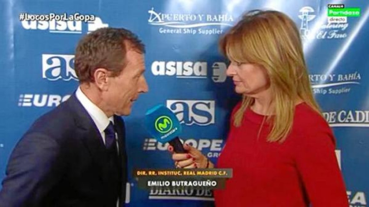 Butragueño atendiendo a la televisión.