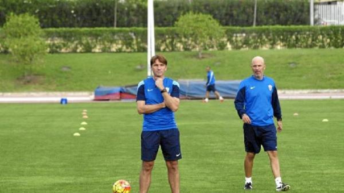 Joan Carrillo sigue a lo suyo ajeno a la imagen del equipo.