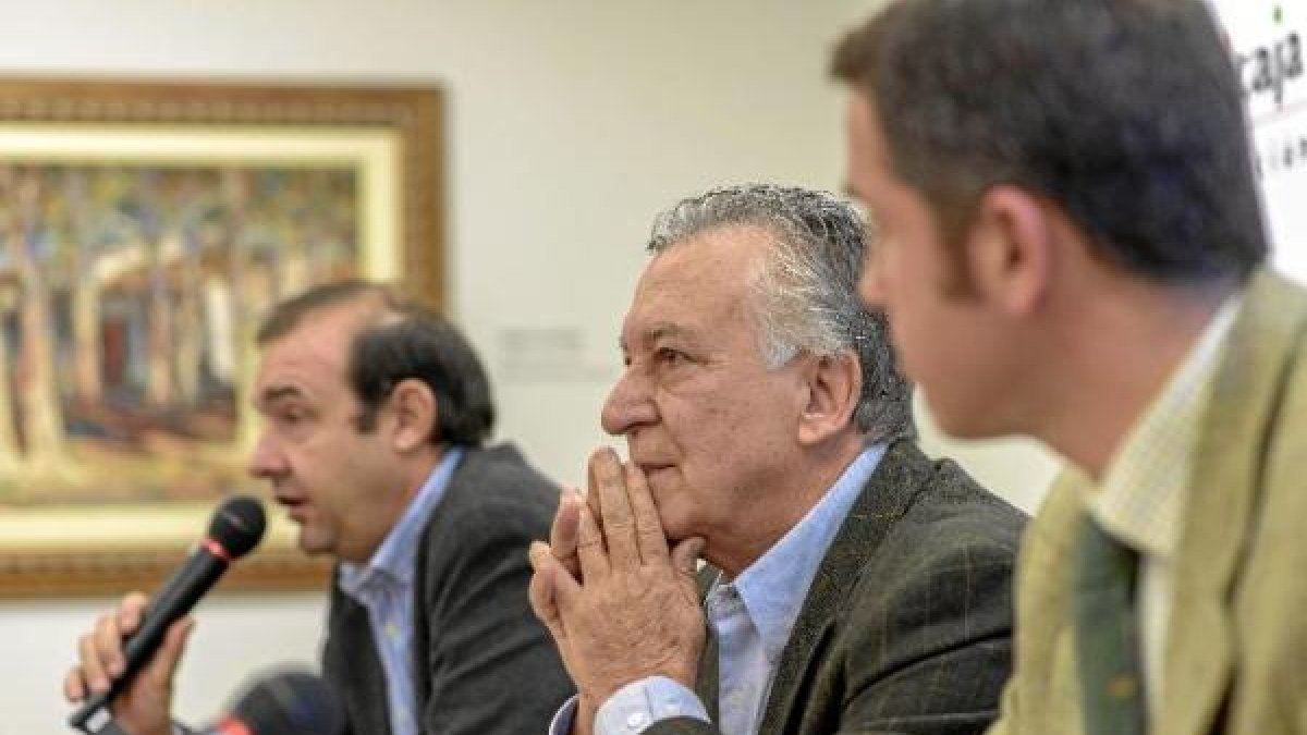 Ignacio Ortega escucha a Enrique Iznaola durante la presentación de su libro.