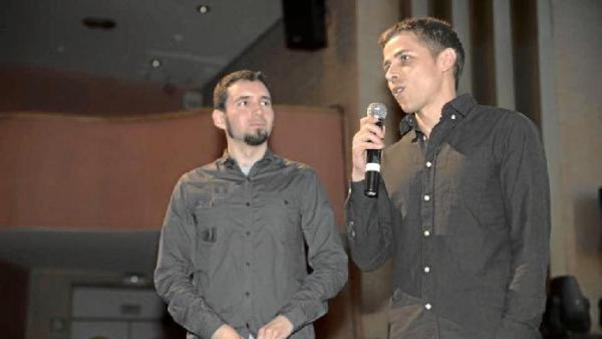 El almeriense Pepe Botías (dcha.) presentando anoche su corto.