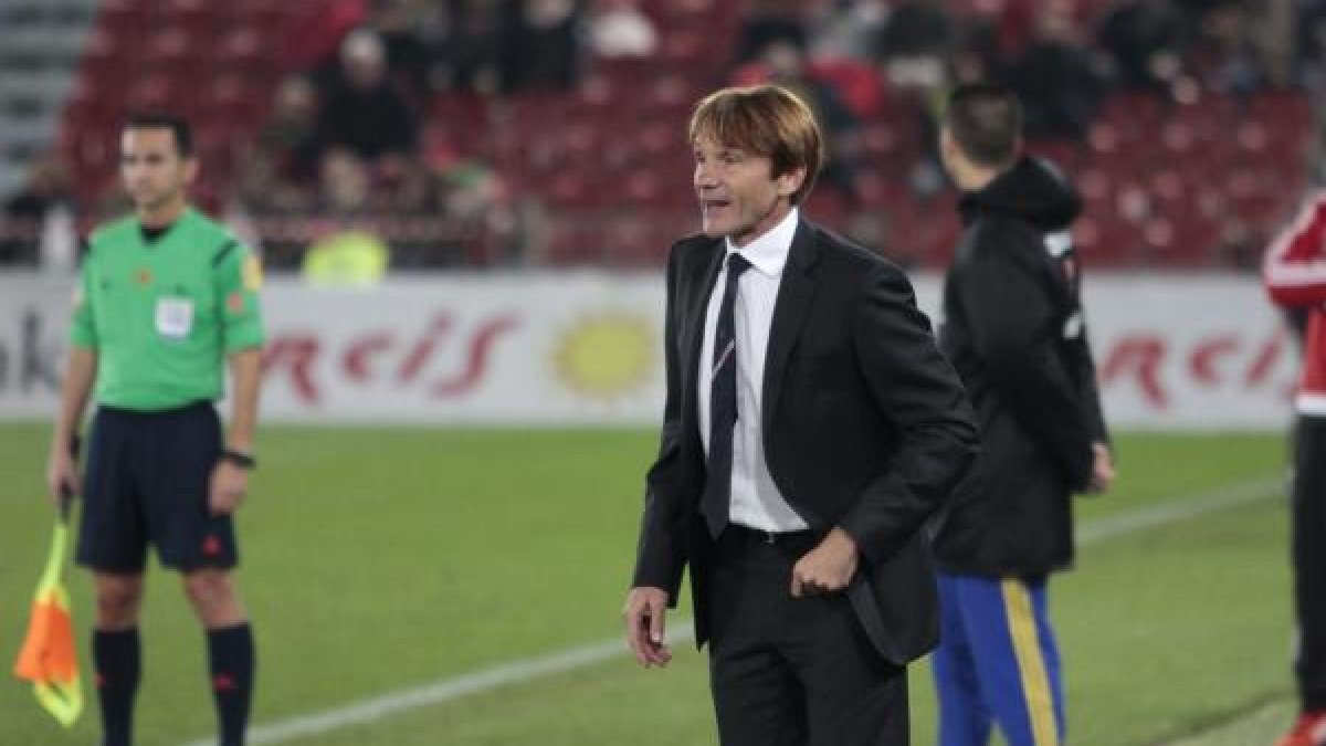 Joan Carrillo en su vuelta al banquillo tras la sanción.