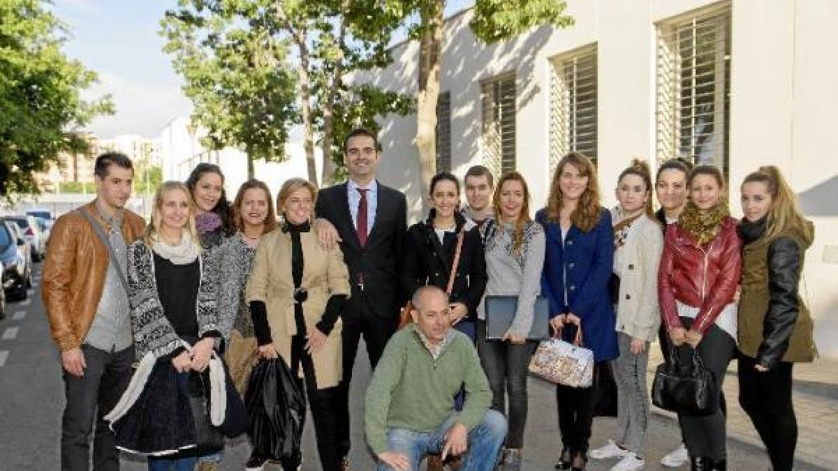 ramón Fernández-Pacheco junto a los voluntarios y algunos trabajadores del Centro Municipal de Acogida