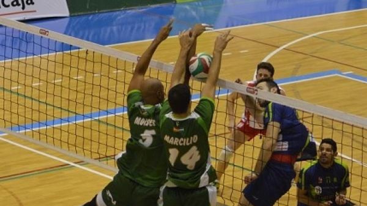 Moisés Cézar en un bloqueo con Marcilio José Braga.