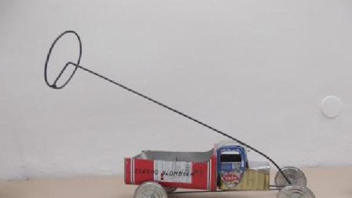 Camiones de madera y lata del artesano almeriense Jeromo Bloombeer