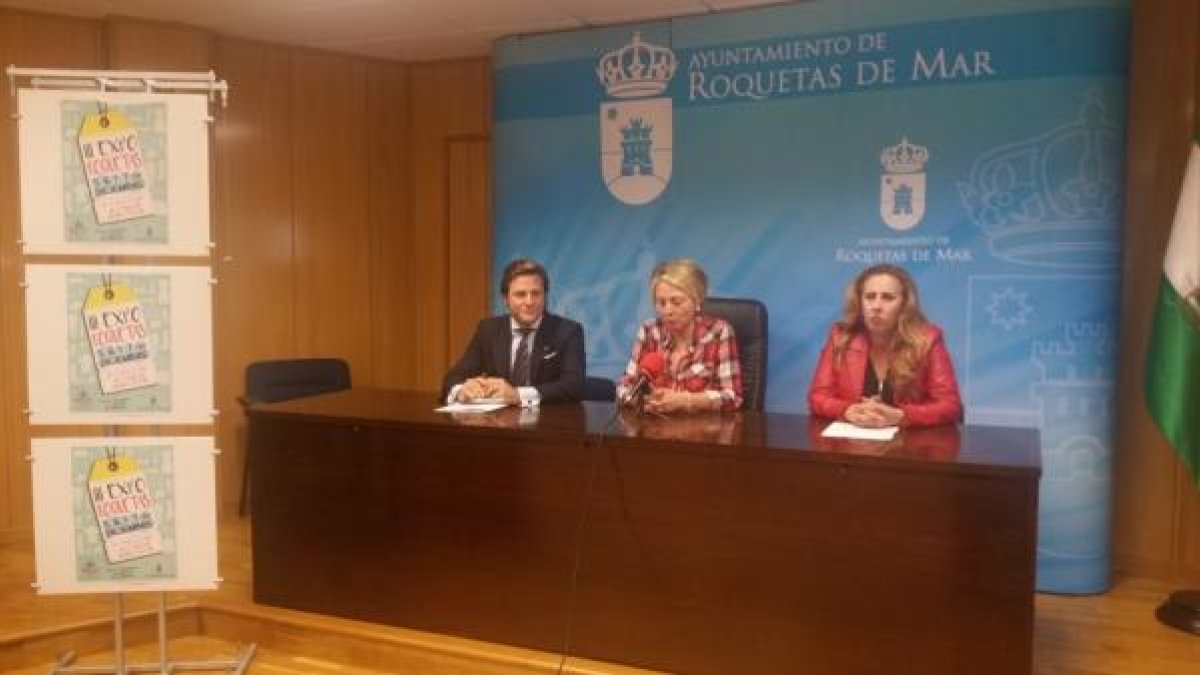 Los concejales Carmona y Cabrera, junto a la presidenta de ACER, Azucena Sabio.