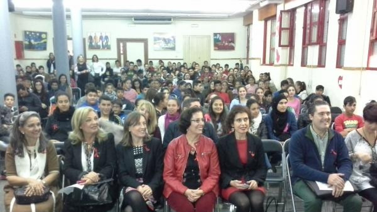 La delegada Gracia Fernández, con la responsable de Educación, Francisca Fernández, en un acto sobre Sida.