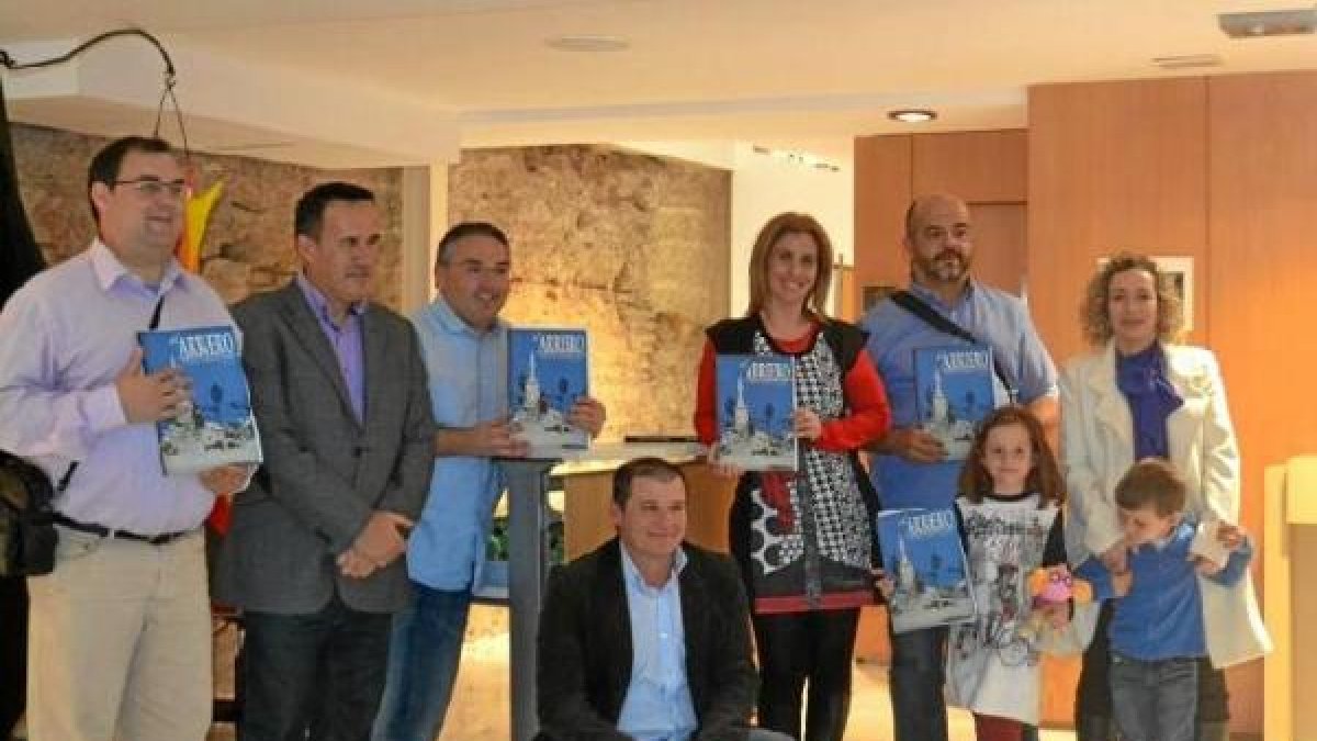 Asistentes al acto de presentación de la revista de Somos Albojenses.