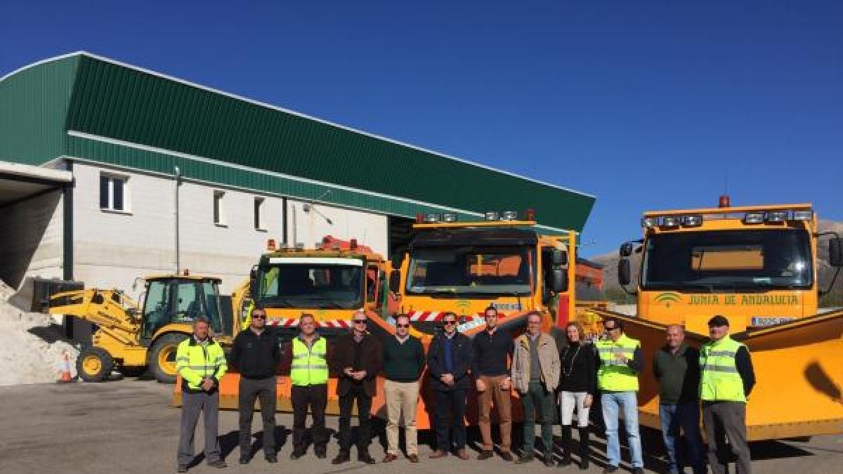 El delegado, junto al personal del centro de conservación que hay en Chirivel.