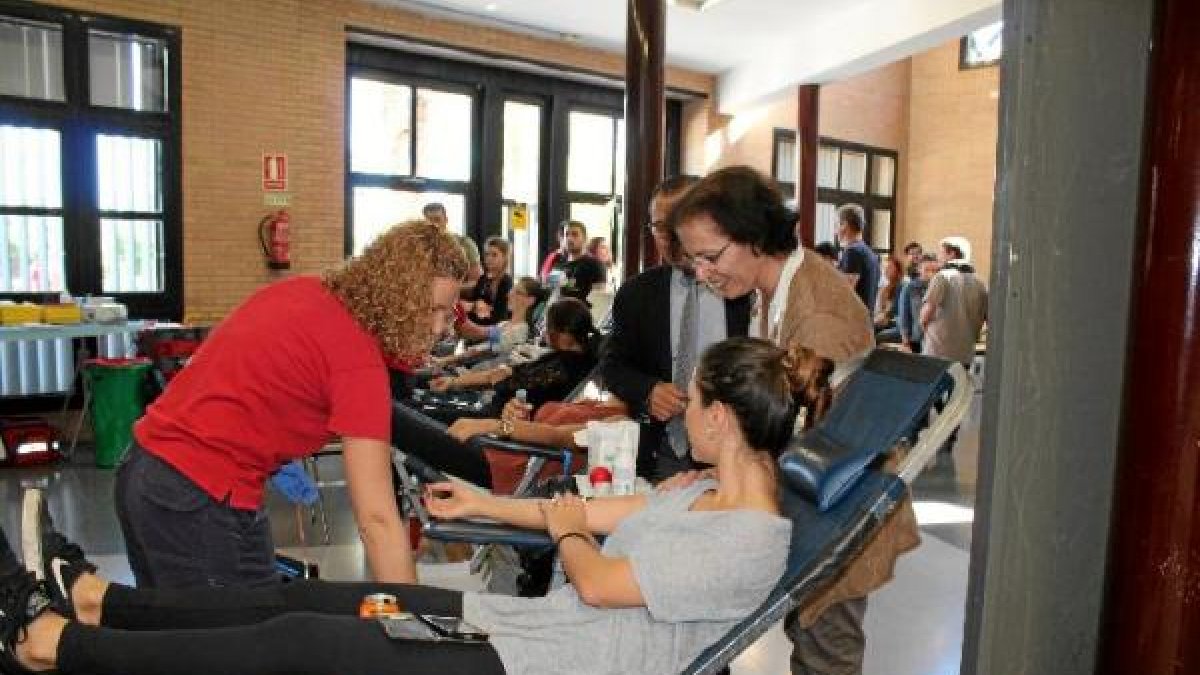 la delegada del Gobierno, Gracia Fernández, en una colecta en la Universidad de Almería