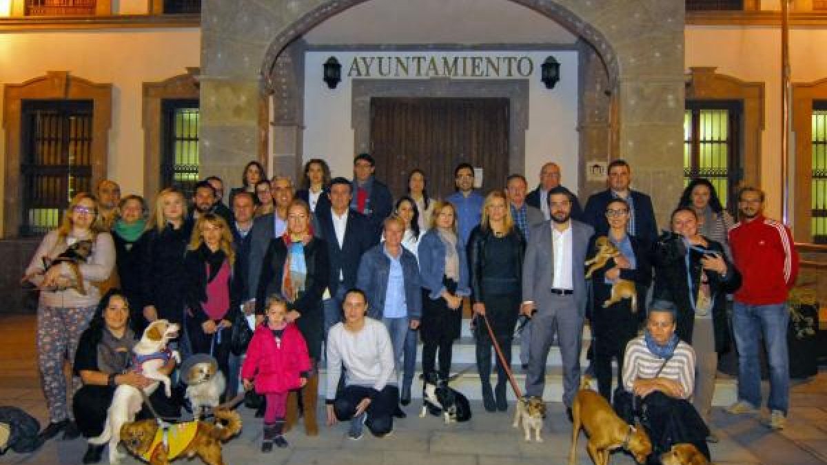 miembros de la Corporación con trabajadores y animales de las protectoras.
