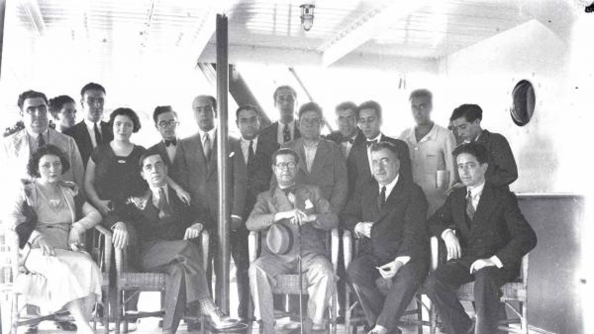 El poeta, sentado a la izquierda, a su llegada a Almería en 1931.