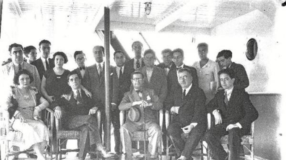 El poeta sentado a la izquierda a su llegada a Almería en 1931.