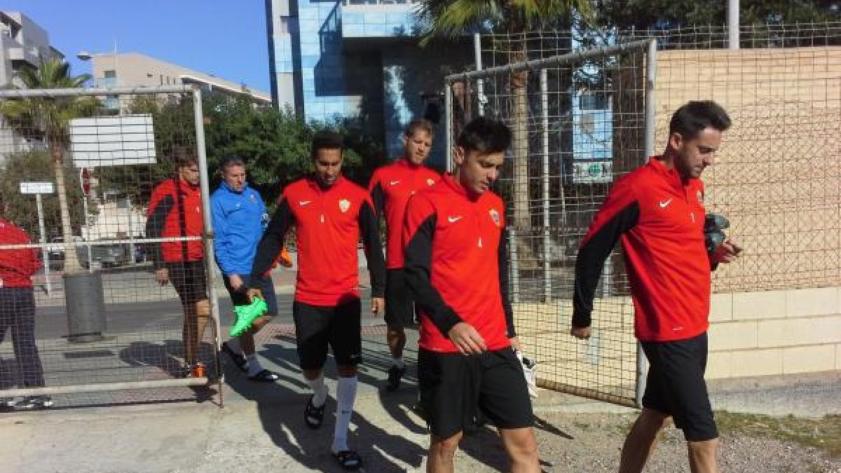 Un grupo de futbobolistas llegando a la Vega.