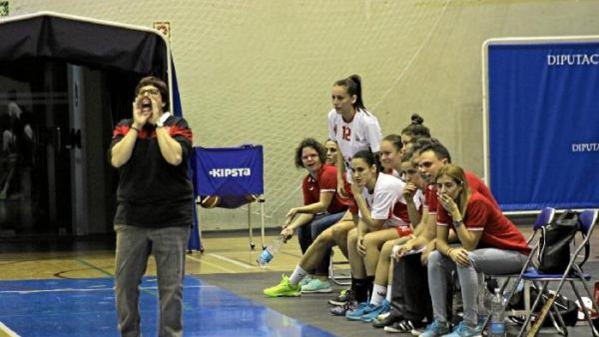 La entrenadora, Pilar López Alcoba, dando instrucciones.
