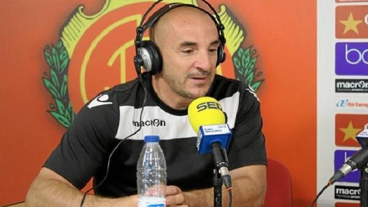 Ferrer atendiendo a la Cadena SER en Palma.