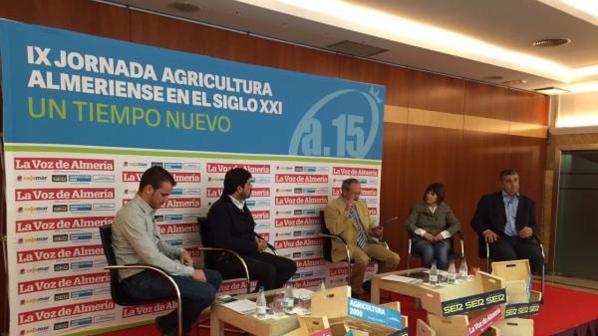 Inicio de la mesa de debate sobre residuos en la agricultura.