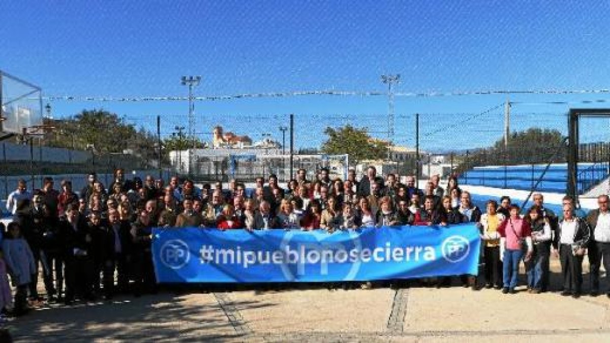 Alcaldes y concejales del Partido Popular durante de presentación de la campaña.