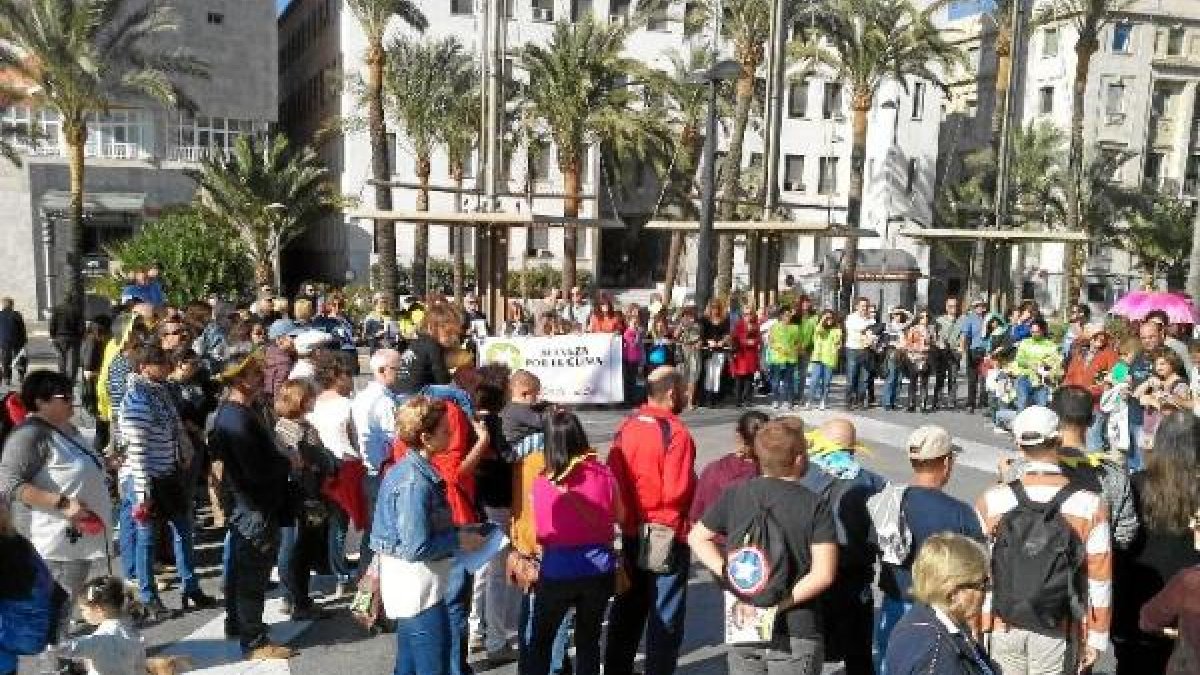La concentración ciudadana tuvo lugar en la mañana de ayer domingo en la Plaza de las Velas de la capital.