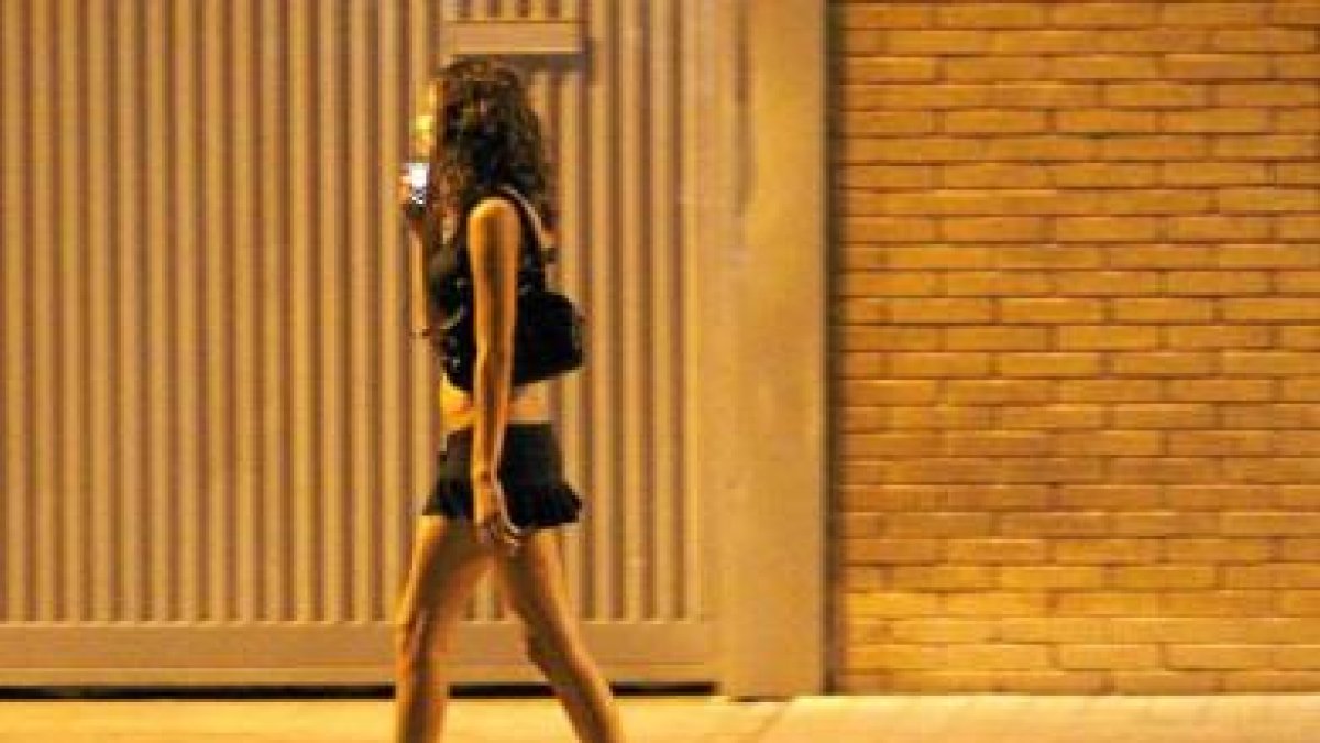 Una prostituta paseando por la calle.