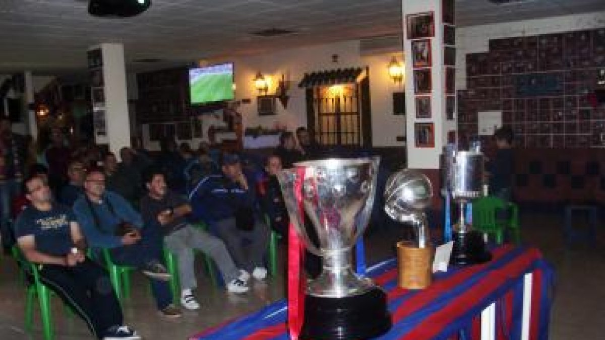 Las tres copas en la sede de la Peña.