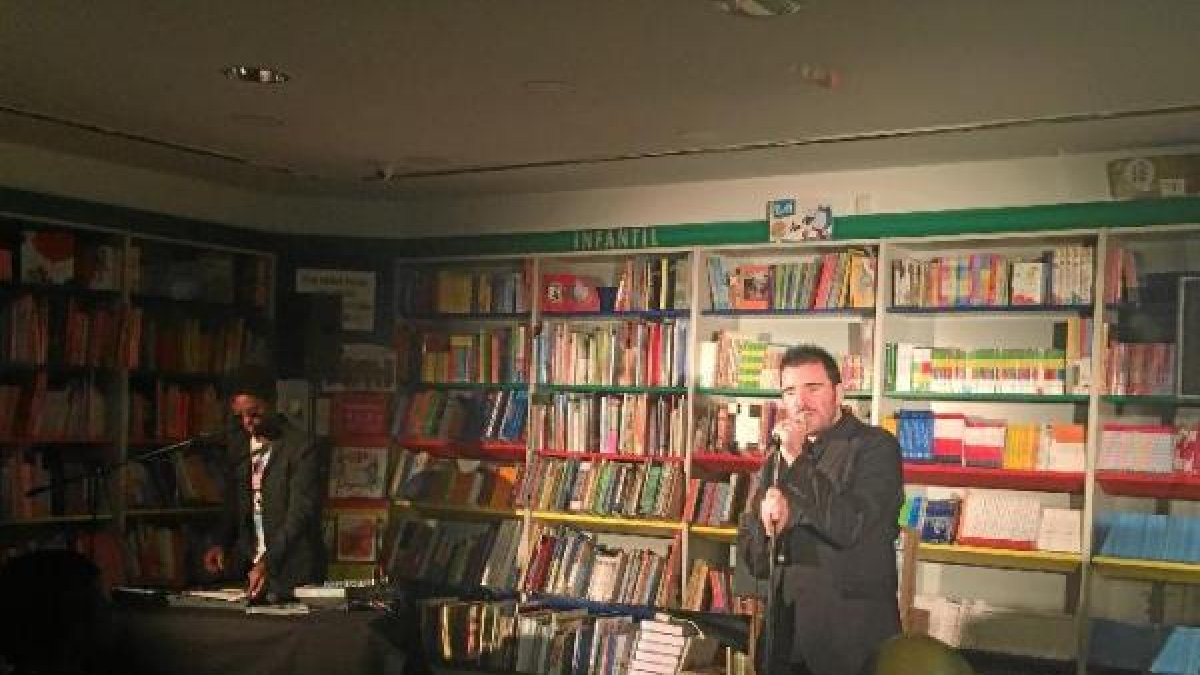 ‘Mudanzas’ en la zona infantil de la Librería Picasso, con Chencho Nzo y Julio Béjar.