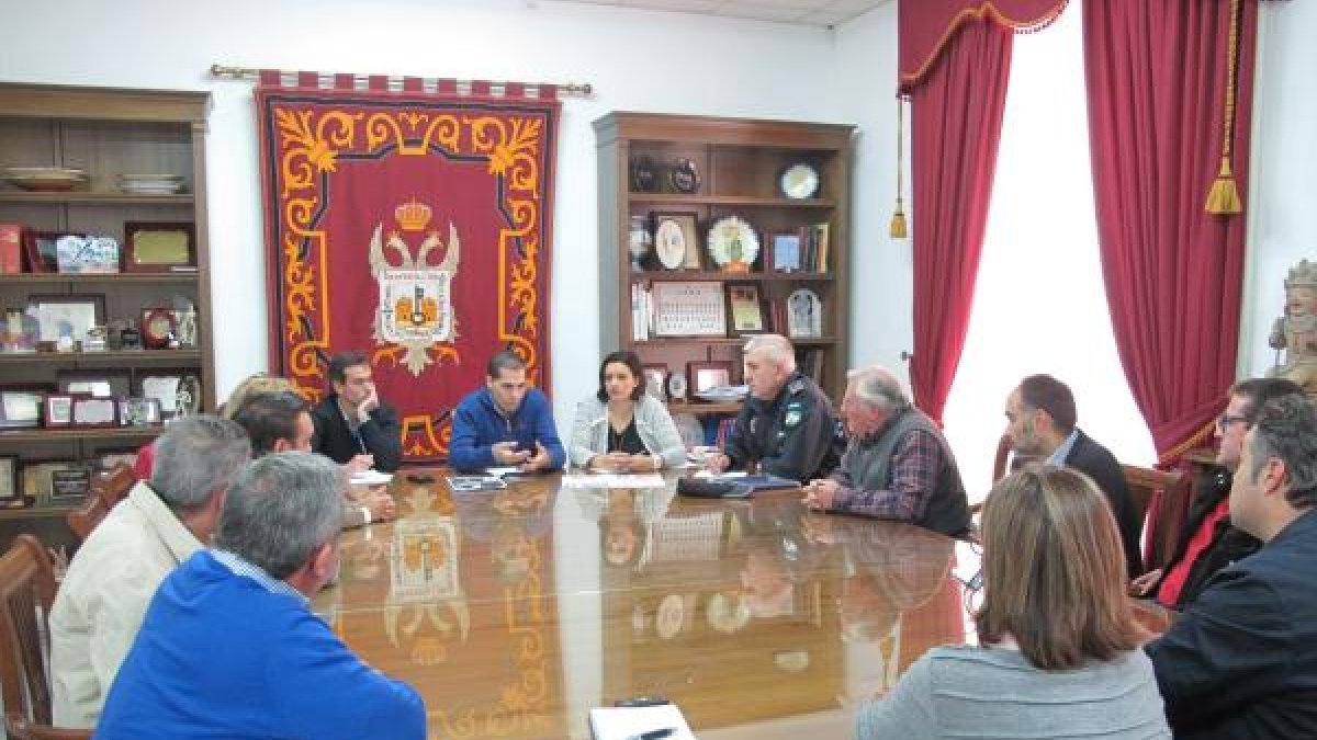 Reunión de comerciantes y concejales