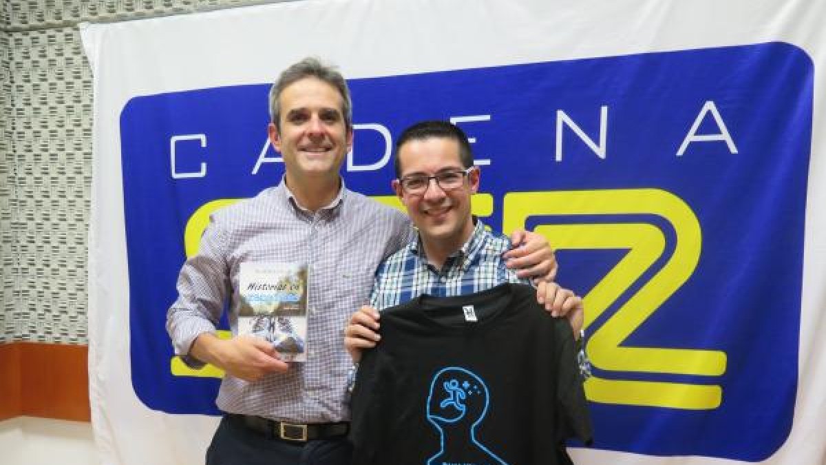 Antonio Ríos en los estudios de Cadena Ser Poniente con su último libro.