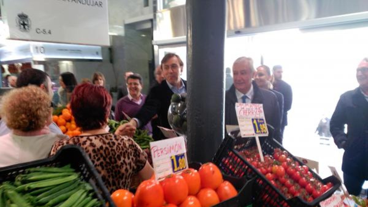 Reparto de dípticos en el Mercado Central.