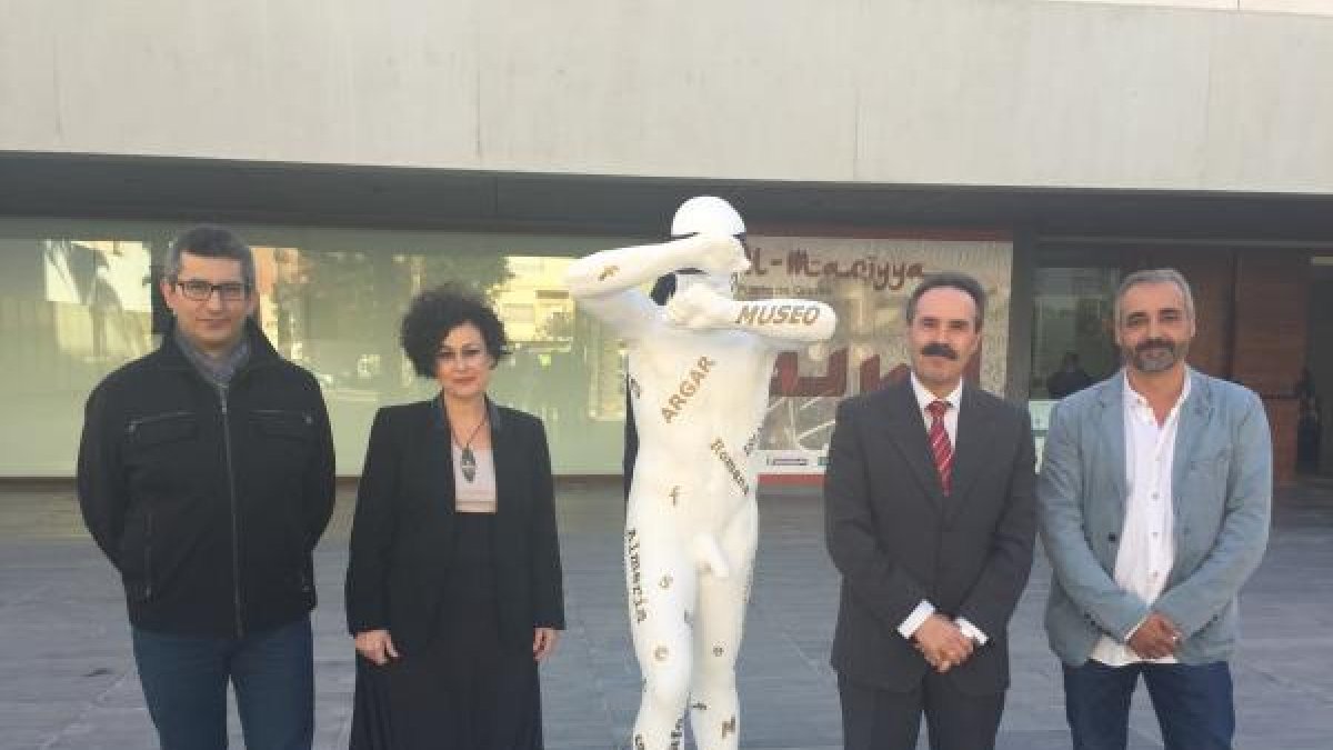 El director del Museo, la comisaria de la muestra, el delegado y el artista, junto a una de las esculturas.