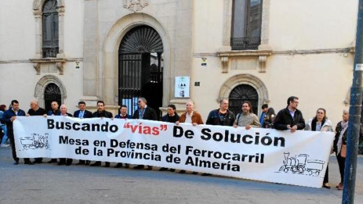 Acto de ayer junto a la Escuela de Artes.