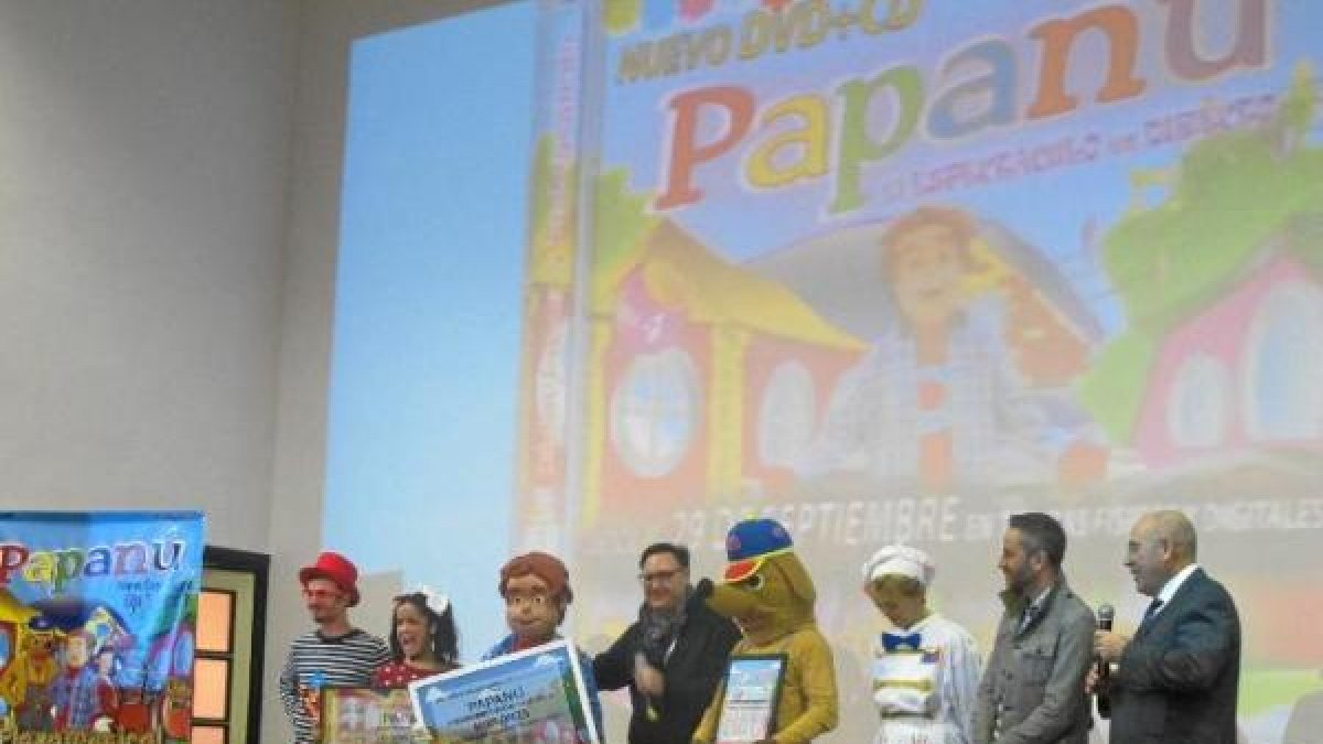 Foto de familia del equipo de ‘Papanú’ premiado ayer por Sony en la Villaespesa.