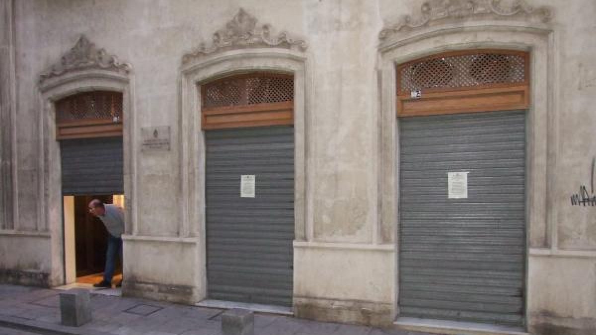 Puertas cerradas de la casa-hermandad de la Virgen del Mar, a la hora prevista para iniciar su proceso electoral a hermano mayor