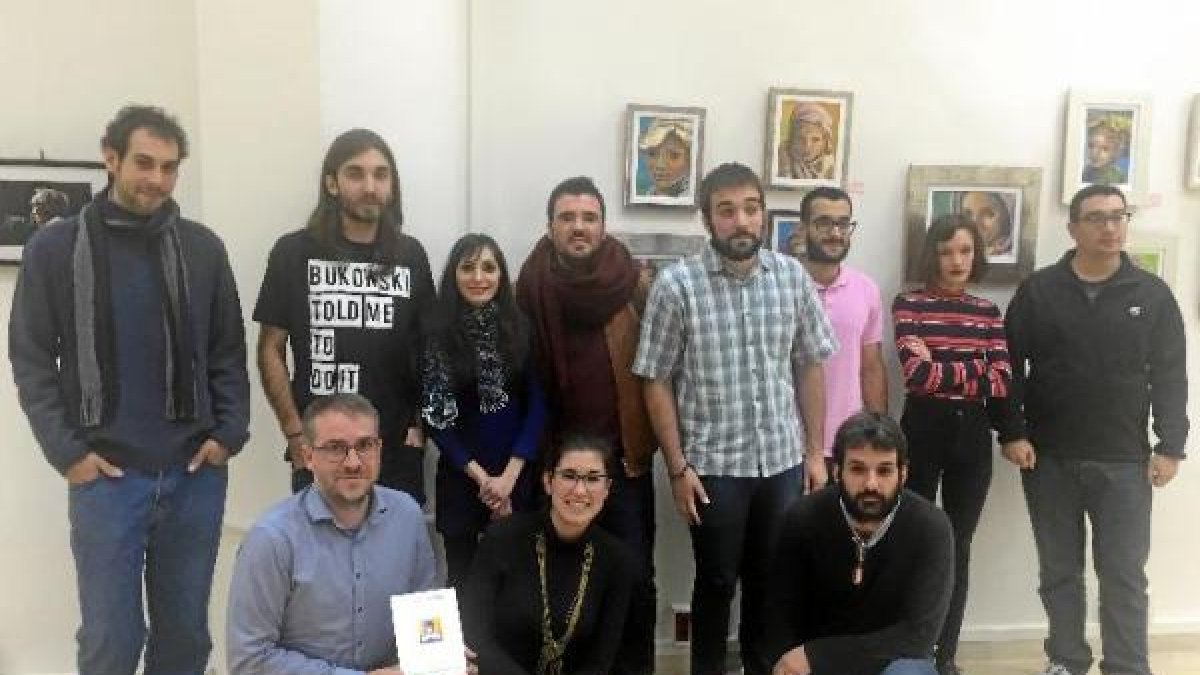 Fotografía de familia de parte de los poetas de la antología y el editor, Martín Lucía.
